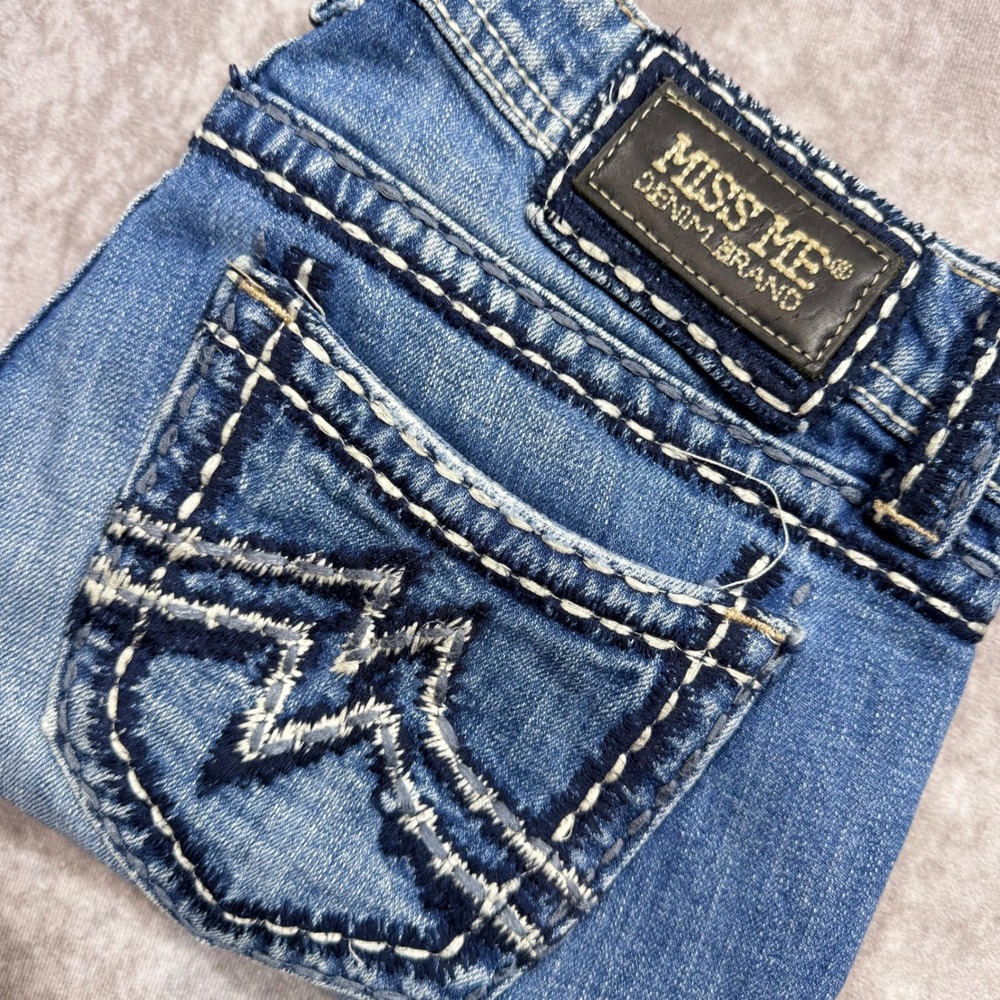 Miss Me Sunny Capri Jeans Medium Wash Thick Stitch Embellished Size 31 JD1034P3
